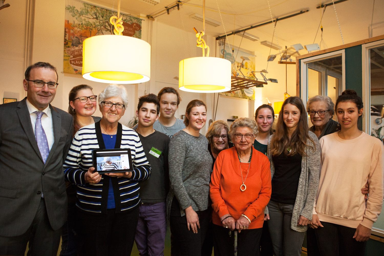 Wethouder André Willems komt een kijkje nemen in het iPad café
